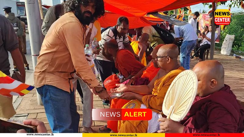 කොළඹ වැටලූ මහ සඟරුවන තවමත් ජනාධිපති කාර්යාලය ඉදිරිපිට