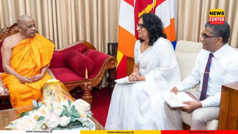 නව අධ්‍යාපන ප්‍රතිසංස්කරණ ජාතික විෂය මාලා රාමුව පිළිබඳව අස්ගිරි මහා නාහිමියන් දැනුවත් කෙරේ