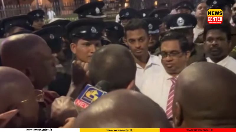 Presidential Secretary meets Buddhist monks protesting for release of Gnanasara Thero