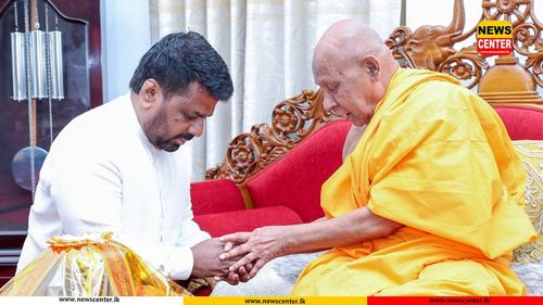 President Pays Respects to Mahanayake and Anunayake Theros of Malwattu and Asgiri Chapters